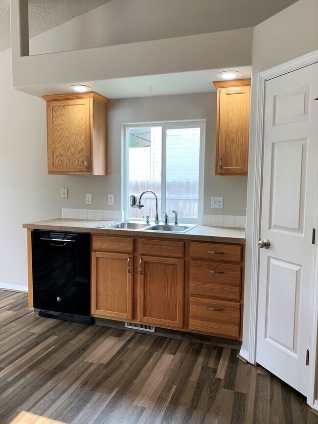 Building Photo - Great 3 bed 2 bath home in a the quiet Rai...
