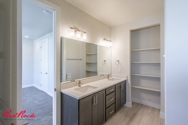 Building Photo - Hurricane Valley 3 Bedroom Townhome