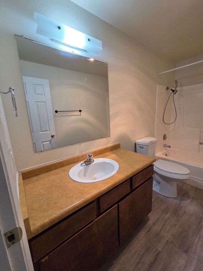 Building Photo - 2 Bed/1 Bath Apartment in NE Bend - Wichita Way