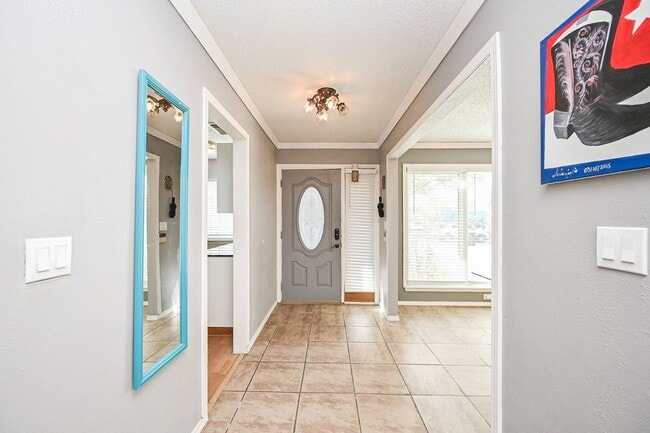 Building Photo - 13102 Richmond Ave