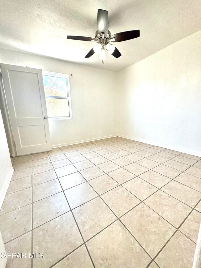 Building Photo - 517 Bataan Cir