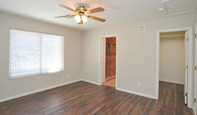Building Photo - Large 1/4 Acre Lot w/NO CARPET