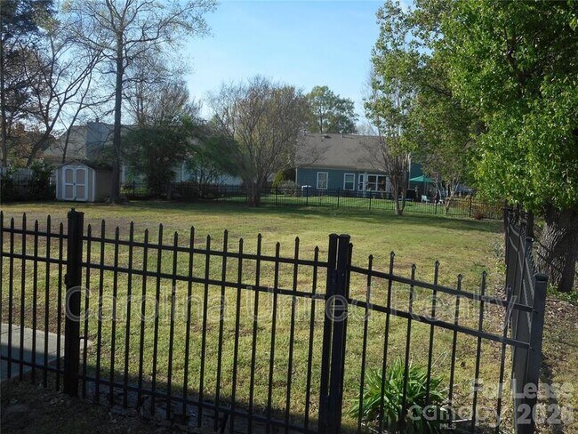 Building Photo - 8431 Leeper Dr