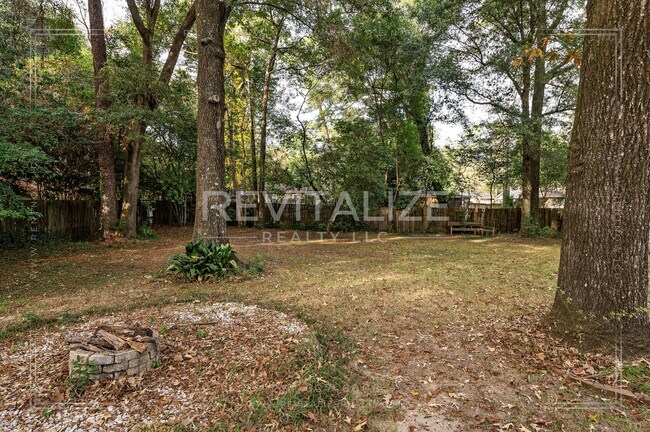 Building Photo - Updated 2 Bed 1 Bath Cottage in Established Neighborhood!