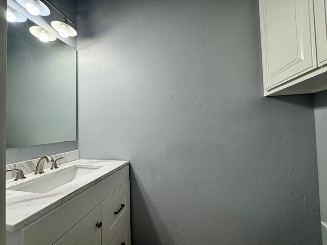 Building Photo - Spacious 3 Bed 2.5 Bath Home Near Oklahoma...