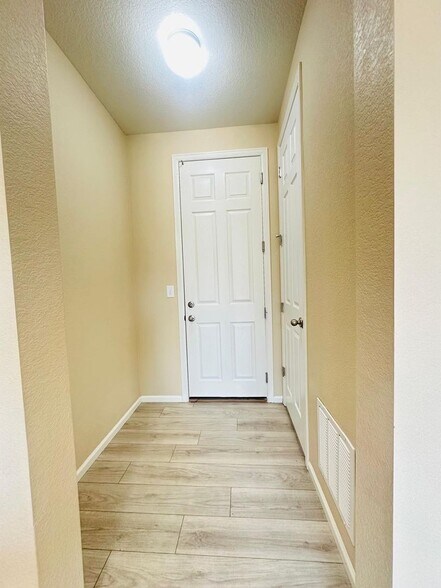 Building Photo - 9233 Englemann Ct