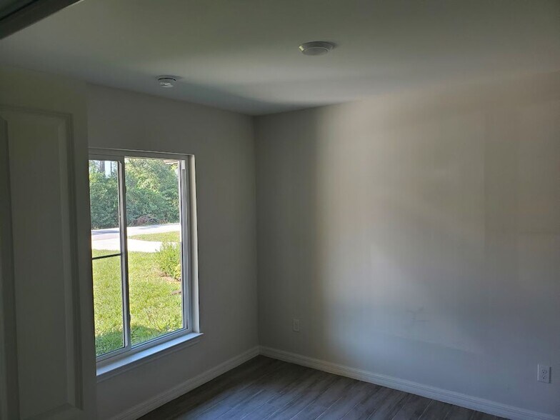 Building Photo - Coming Soon Newer 3x2 Duplex Unit