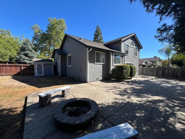 Building Photo - Stunning Open Home In Willow Creek Estates