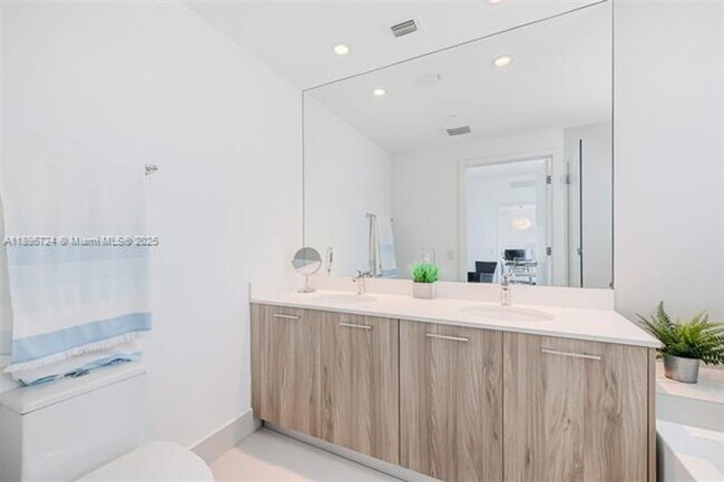 Building Photo - 501 NE 31st St