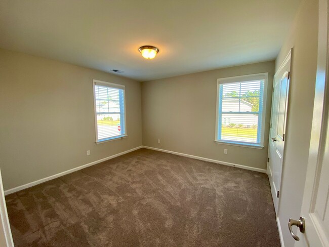 Building Photo - 3 bed/2.5 bath at end unit townhome in Ber...