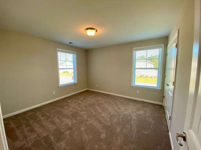 Building Photo - 3 bed/2.5 bath at end unit townhome in Berkeley Walk at Savannah Quarters with garage