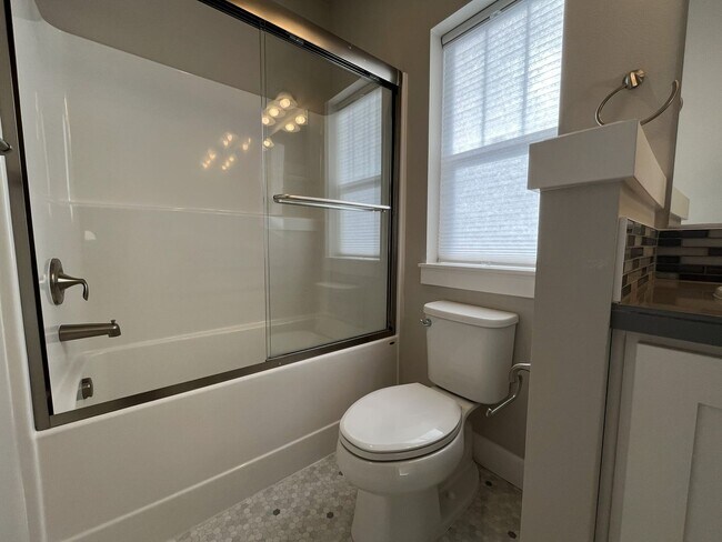 Building Photo - 3-Bedroom Home in Reed’s Crossing with Luxurious Primary Suite & Open Floor Plan, Fireplace, Wash...