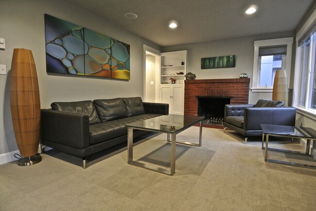 Building Photo - EXQUISITE 4 BED/3 BATH FURNISHED EASTLAKE ...