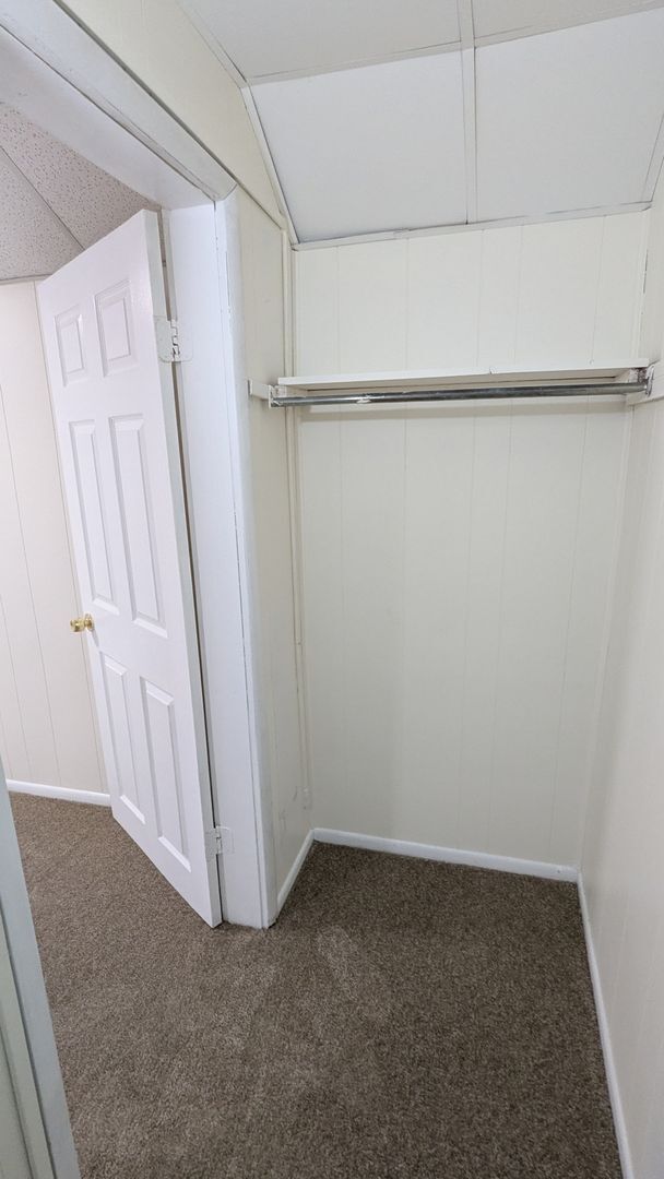 Building Photo - Welcome to this charming 3-bedroom, 1-bathroom home in Akron - Section 8 Welcome