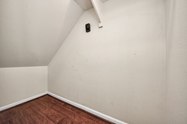 Building Photo - 6334 Chevy Chase Dr