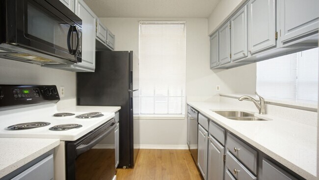 Building Photo - 2/2 Renovated Condo in Central Austin