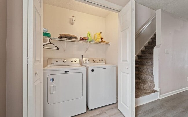 Building Photo - 2BR/2.5 Bath Townhome Minutes to Camp Lejuene