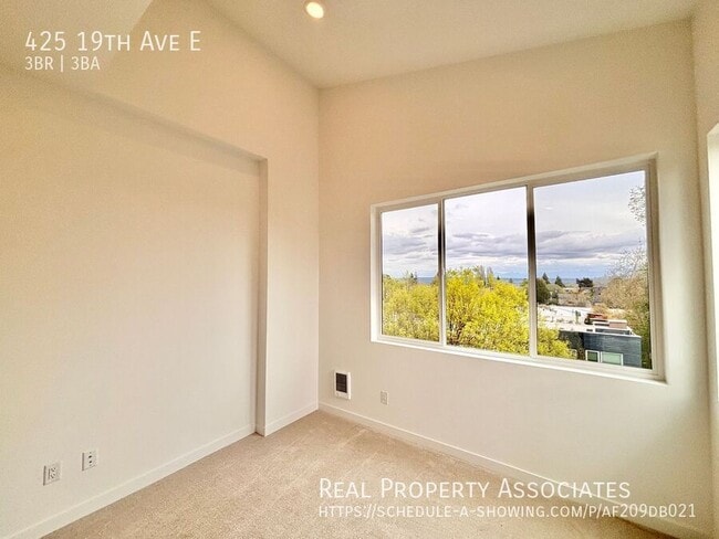 Building Photo - 425 19th Ave E