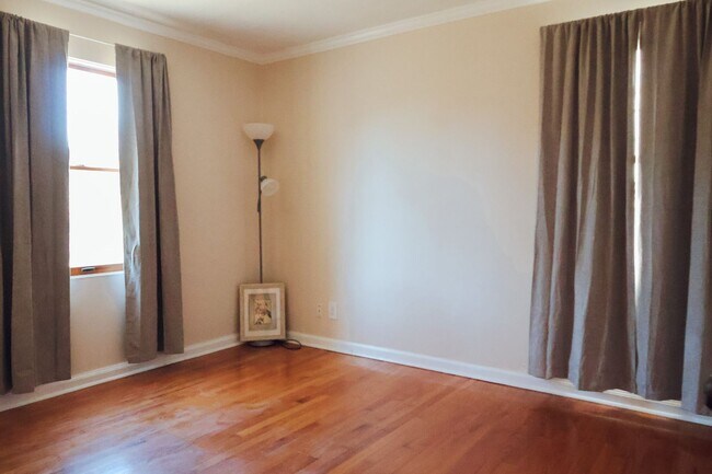 Building Photo - Brentwood Cottage for Lease