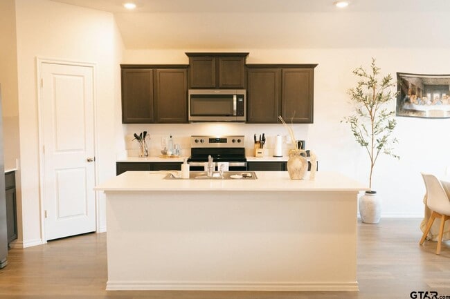 Building Photo - 203 Parker Oaks Dr