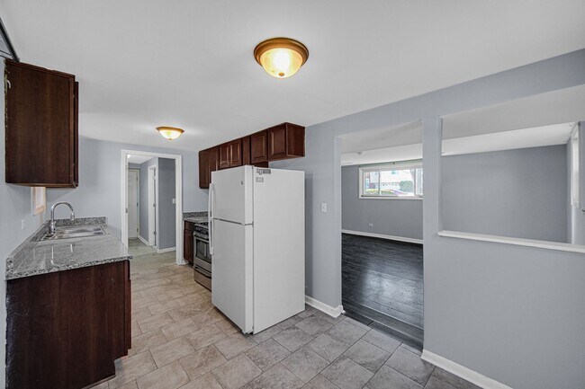 Building Photo - Spacious 4-Bedroom Split-Level in University Park