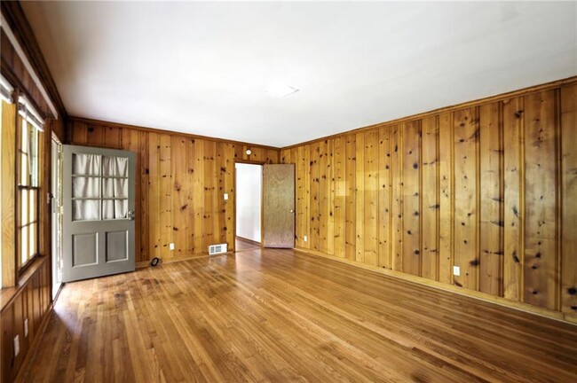 Building Photo - 2321 Tanglewood Rd