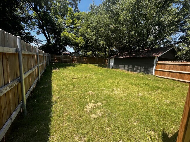 Building Photo - 112 Yates St