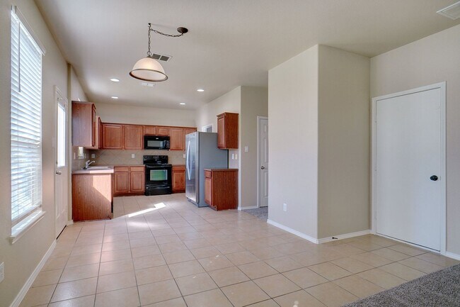 Building Photo - Gorgeous Home with Lots of Space!