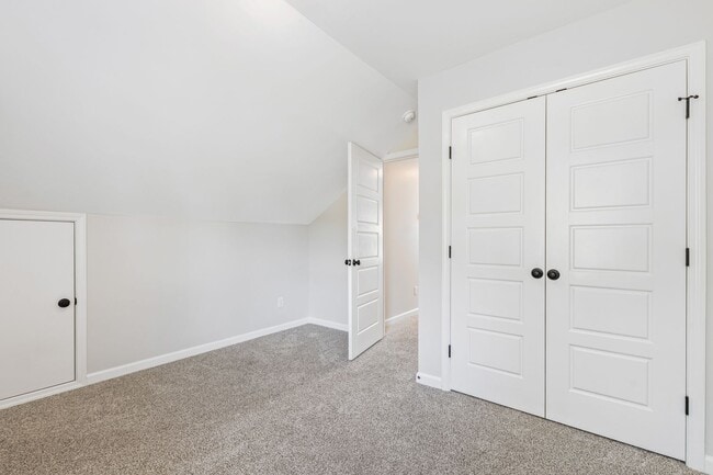Building Photo - Nearly New 3 Bedroom home minutes to downt...