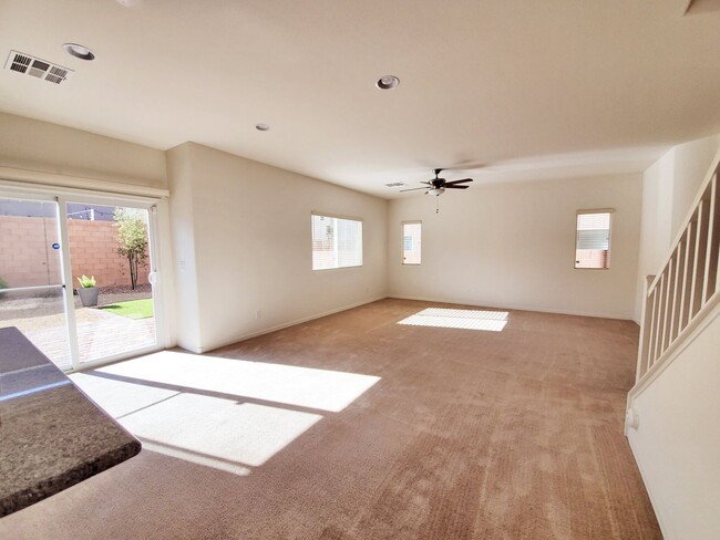 Building Photo - 3 BEDROOM HOME WITH ROOFTOP DECK! STRIP VIEWS!