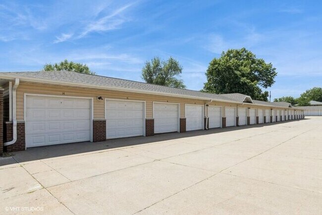 Building Photo - $2,100 | 3 Bedroom, 2 Bathroom Condo | No ...
