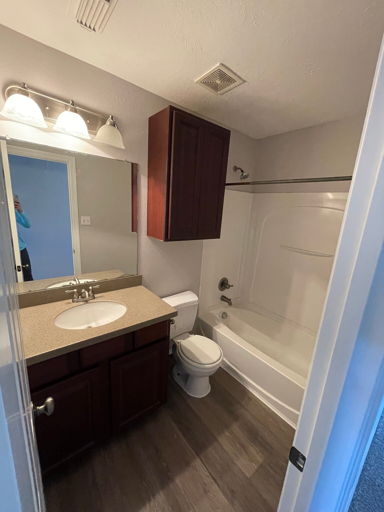 upstairs bath - 20100 Bitter Root Dr