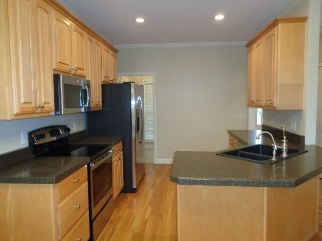 Building Photo - 2406 Adelaide Dr