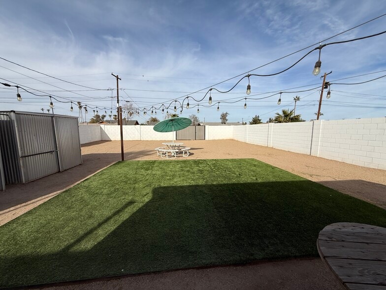 Building Photo - 2012 E Howe Ave