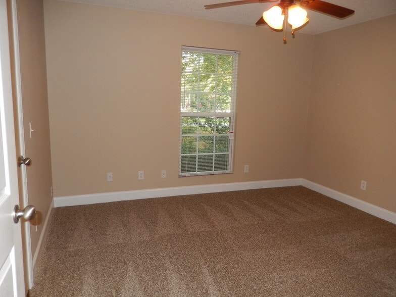 Large Bedroom - 2065 Pinemount Blvd