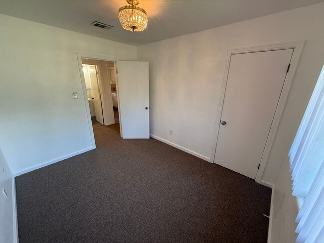 Building Photo - Pensacola - Lakeview - 3 bedroom, 2 bathroom