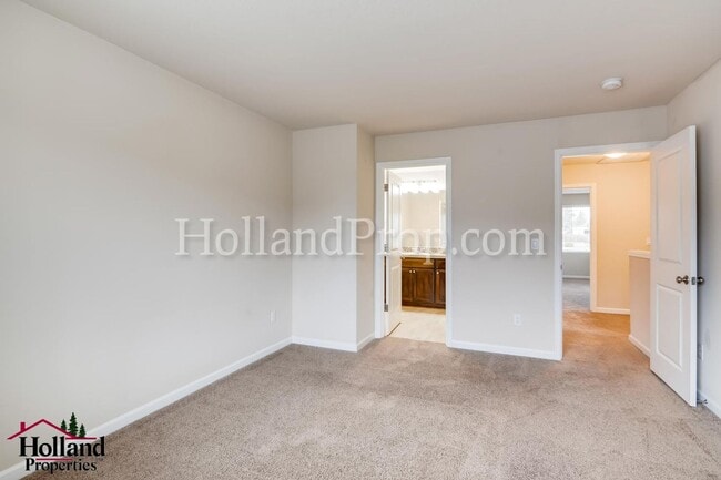 Building Photo - Stunning 3 Bedroom 2.5 bath Townhome in Hi...