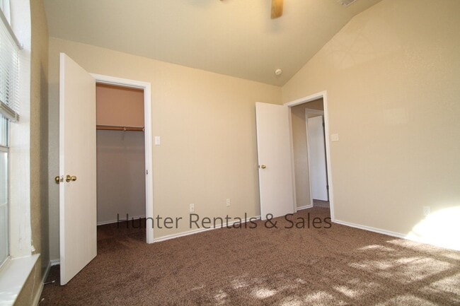 Building Photo - Comfortable 3-Bedroom Home in the Stratfor...