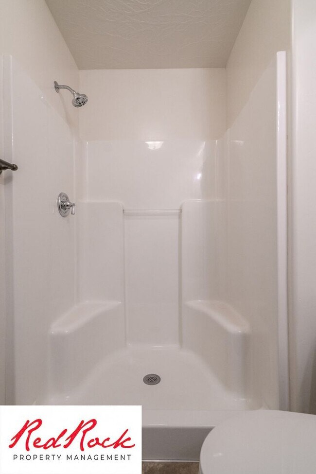 Building Photo - Beautiful Southgate Townhome! 3 Bedroom, 2...