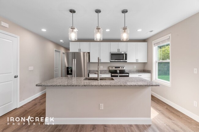 Building Photo - Beautiful New Home with Modern Finishes in...