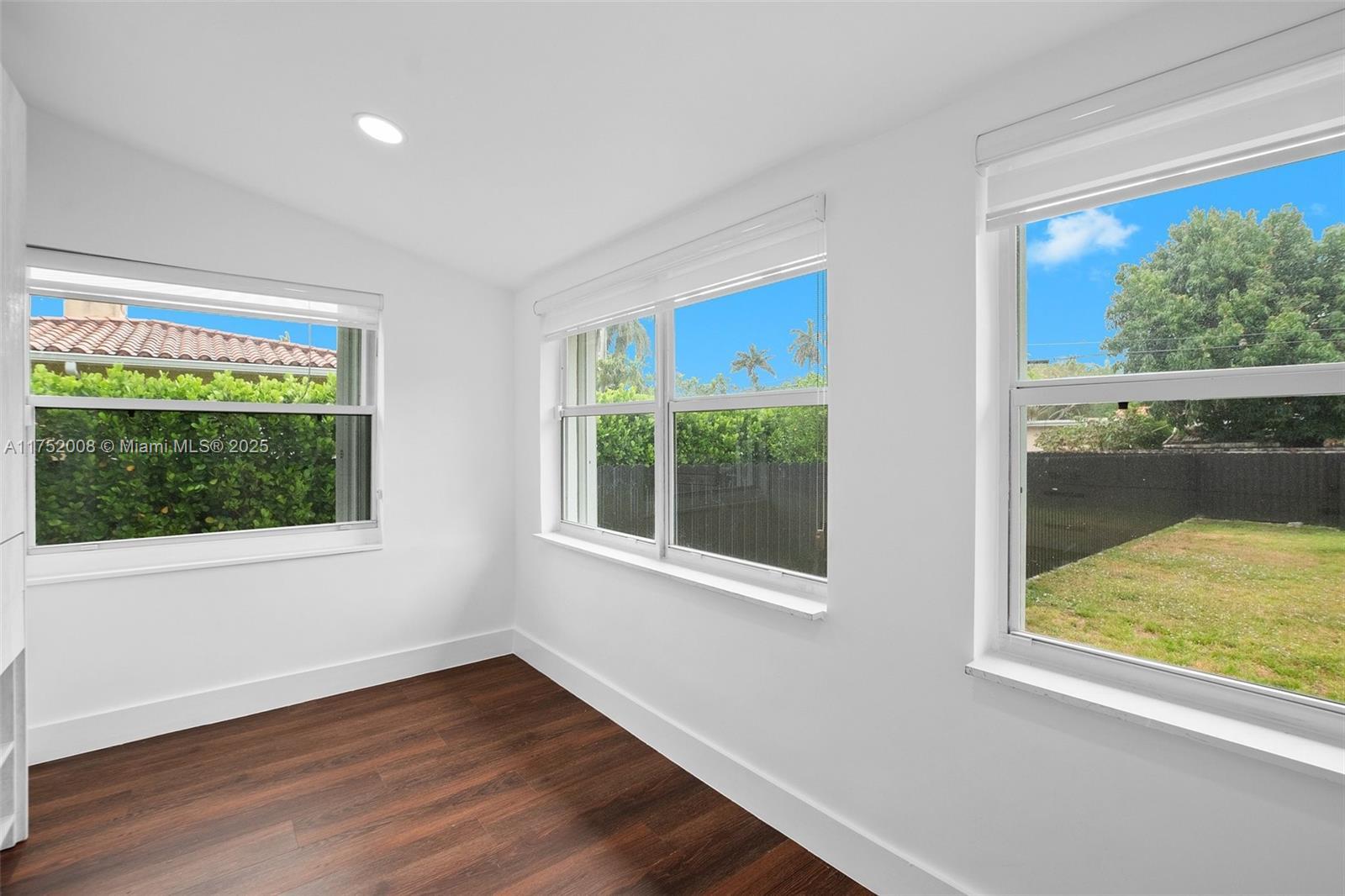 Building Photo - 441 De Soto Dr