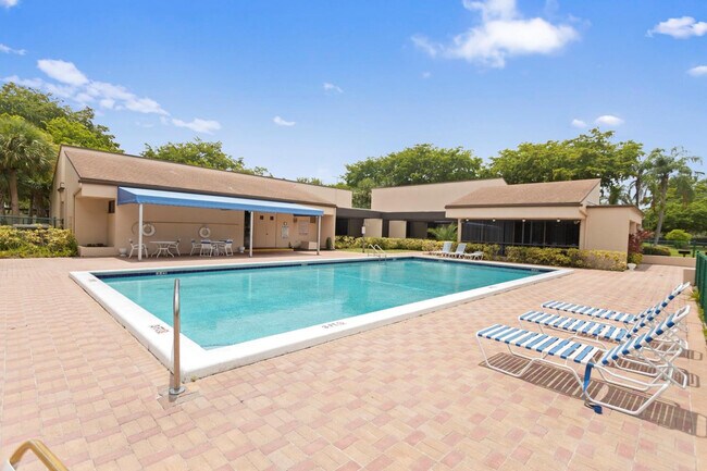 Building Photo - 2312 S Cypress Bend Dr