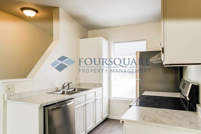 Building Photo - Townhome | 1st Floor Master Bedroom/ Full ...