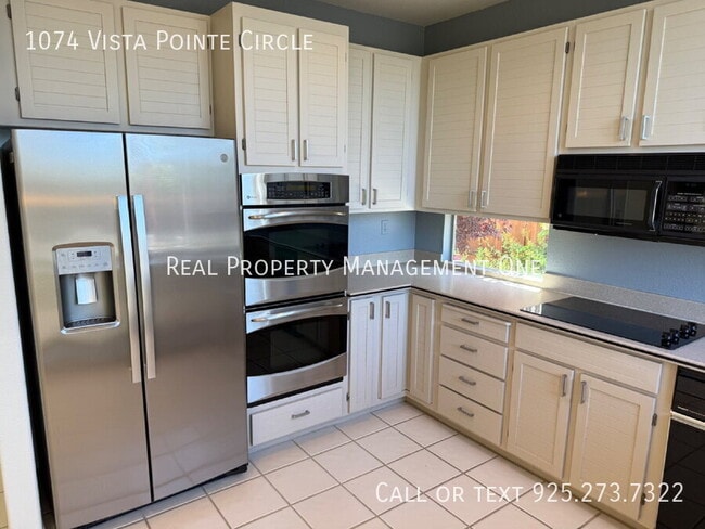 Building Photo - 1074 Vista Pointe Cir