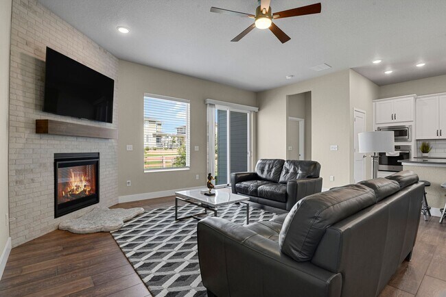 Building Photo - Single Family w/ Elegance