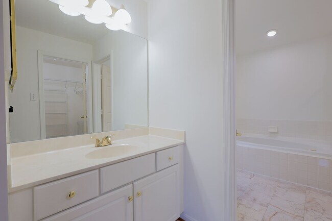 Building Photo - Beautiful 4 BR/3.5 BA Single-Family Home i...