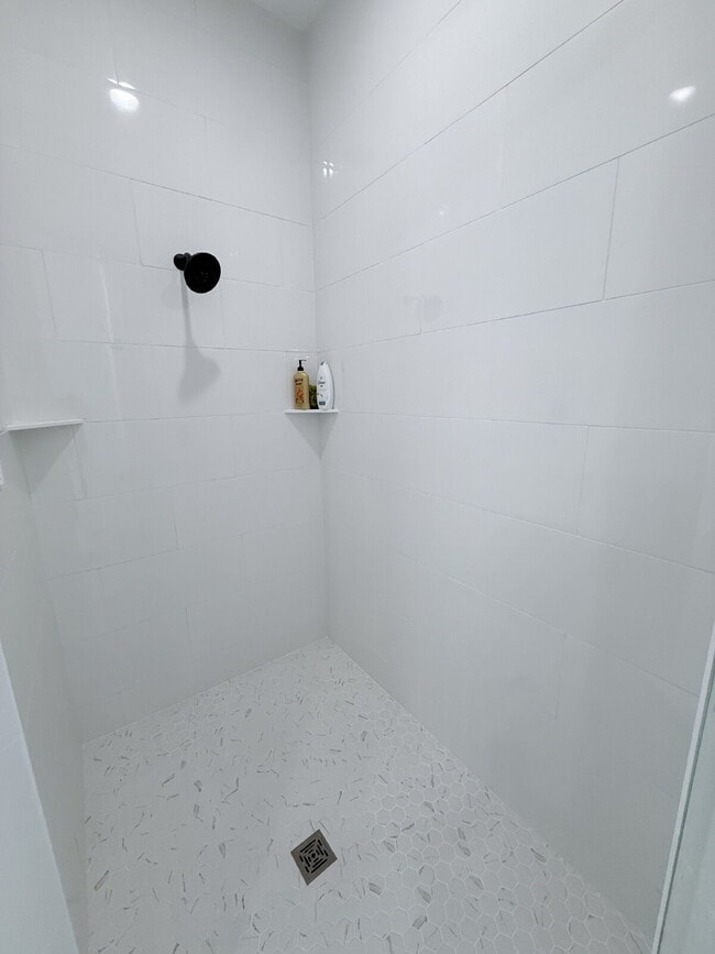 Building Photo - 5 Bedroom and 6 Bathroom, Lake view House