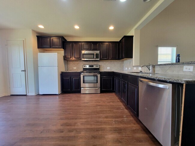 Building Photo - Beautiful 3 Bedroom, 2.5 Bath Home with Attached Garage & Tall Ceilings