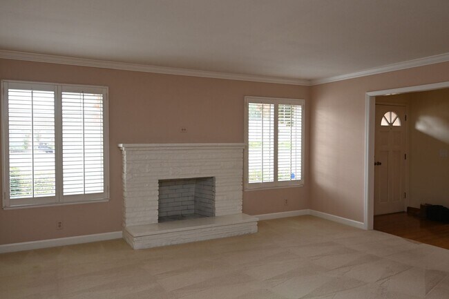 Building Photo - Prime Willow Glen, Just In Time for the Ho...