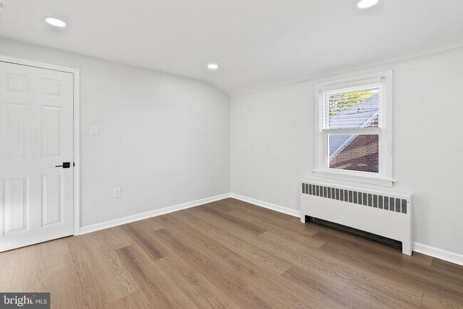 Building Photo - 821 Stanbridge St